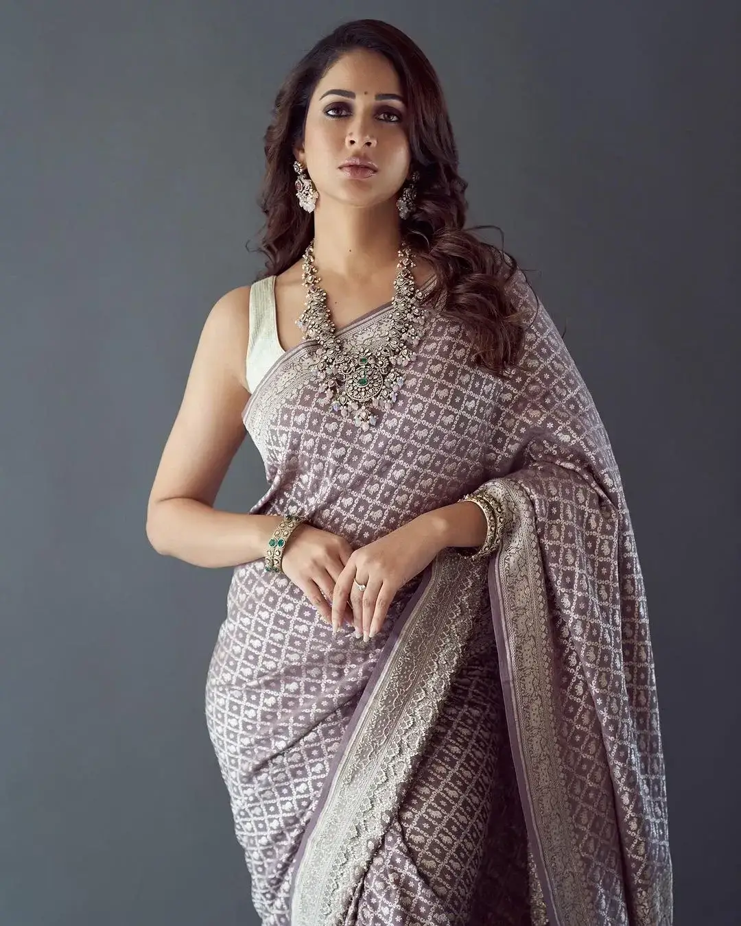 BOLLYWOOD ACTRESS LAVANYA TRIPATHI IN SLEEVELESS VIOLET SAREE 3